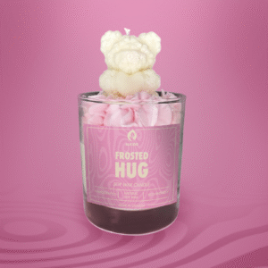 ALKIDO FROSTED HUG Soy Wax Candle with whipped cream wax top and soft vanilla scent. Hand-poured, cozy and gift-ready.