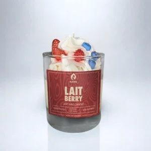 ALKIDO Lait Berry soy wax candle in a glass jar with whipped topping and berry decorations on a light gradient background